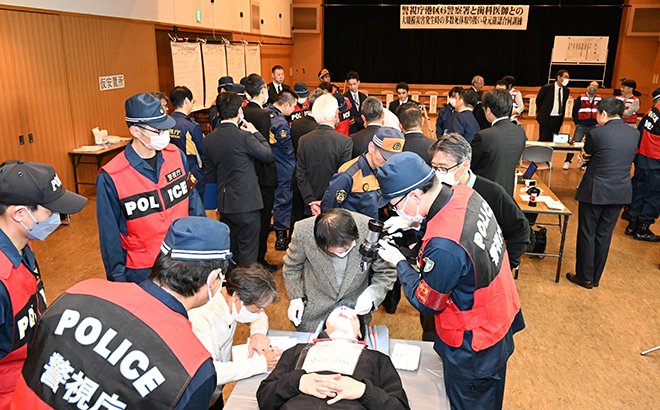 歯科医師会との身元確認合同訓練の様子