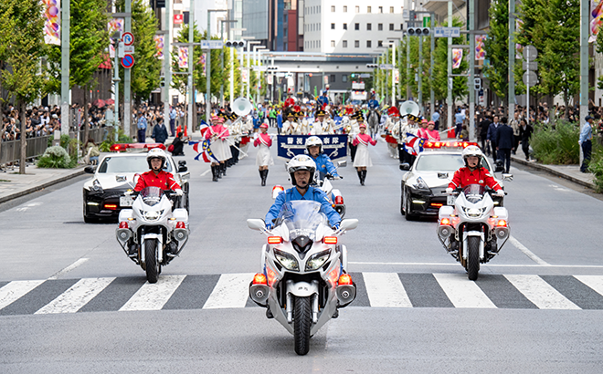 自転車利用時のヘルメット着用呼びかけの様子