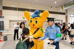 痴漢対策チラシ配布活動