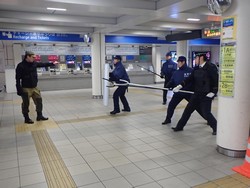警察官による犯人の制圧訓練