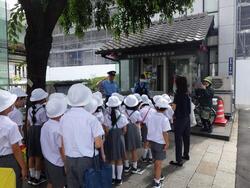 日本橋交番前で小学生に敬礼