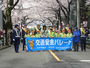 春の交通安全パレードで街を練り歩く写真