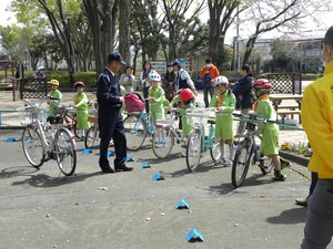 親子自転車教室で自転車の乗り方を学ぶ写真