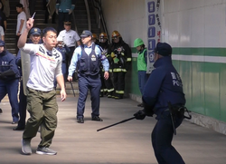不審者と警察官