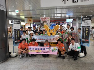 日野市のラグビーチームの選手や大学生ボランティアとの記念撮影
