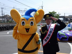 加賀美綾祐一日警察署長とピーポくん