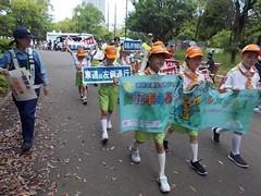 交通少年団がパレードに参加しルールを呼び掛けている