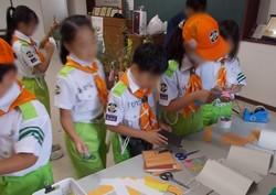 短冊に願いを書いたり、飾り付けを作る少年団員