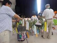 飾りつけをする少年団員と少年団関係者