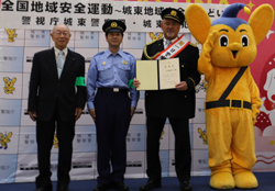 武藤敬司さんに委嘱状を渡して記念撮影