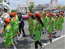 活動中の交通少年団の写真