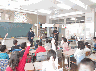 警察官による小学校訪問学習時の写真
