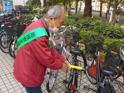 自転車盗難防止ステッカーを貼付する様子