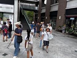 中目黒駅前を清掃中