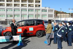 デモンストレーションを見学している様子