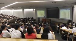 薬物乱用について講義している様子