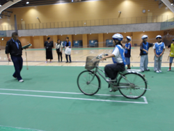 交通安全フェスタの自転車予選会の写真