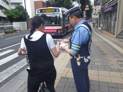 自転車安全利用について利用者に説明している様子。