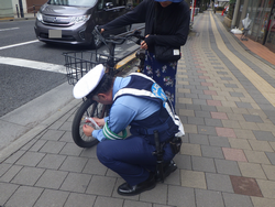 自転車にスポークリフレクターを取り付けている様子。