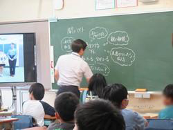 闇バイトについて授業している写真