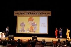 テツandトモさんと交通総務課員による交通安全トークショーの様子