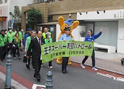 商店街での呼びかけの写真