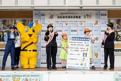 自転車の安全な通行について説明している様子