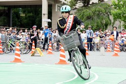 まひる署長が自転車を運転する様子