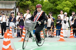 よしこ署長が自転車を運転する様子