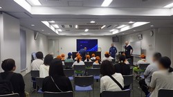 説明を受けている様子
