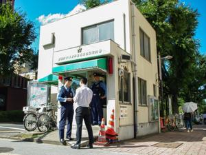 茗荷谷駅前交番写真