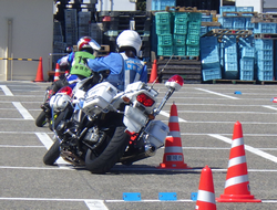 二輪車実技教室（スラローム）の写真