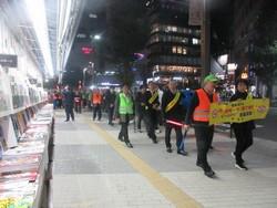 駅前での合同パトロールの画像