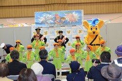 交通少年団とのダンス写真
