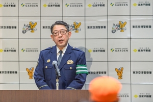 挨拶をする荒川東京空港警察署長