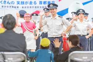 保育園児と踊る音楽隊員