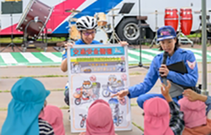 交通安全教育をする様子