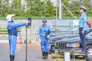 東京空港警察署長に対し宣誓を行う白バイ乗務員