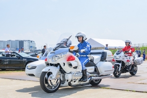 出陣する白バイ