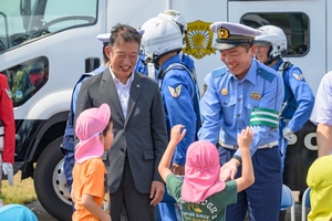 東京空港警察署長と保育園児