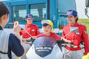 保育園児の白バイ乗車体験