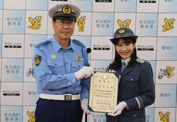 東京湾岸警察署長から岸本アナウンサーへ委嘱状を贈呈