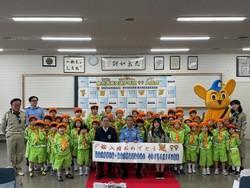 少年団員とピーポくん写真