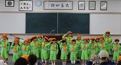 敬礼する交通少年団員写真