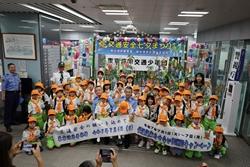 七夕飾りと少年団員の写真