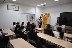 東洋女子高等学校の学生に対する説明の写真