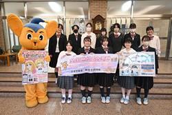 ボランティアの学生とピーポ君
