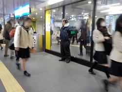 駅での警戒活動の写真