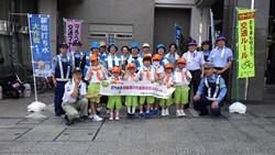 交通安全キャンペーン参加者の集合写真
