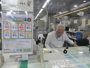 受付にともしびを掲示している状況